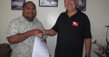 José Truda Palazzo, Jr. (right), on behalf of the dive industry signatories, presents the Letter from Palau to the Hon. F. Umiich Sengebau, Minister for Natural Resources, Enviroment and Tourism of the Republic of Palau. Credit: Divers for Sharks.