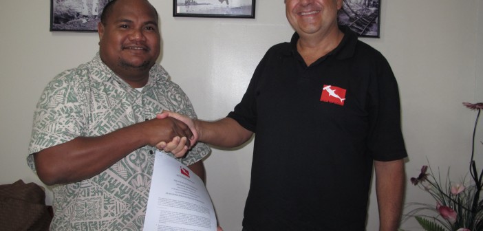 José Truda Palazzo, Jr. (right), on behalf of the dive industry signatories, presents the Letter from Palau to the Hon. F. Umiich Sengebau, Minister for Natural Resources, Enviroment and Tourism of the Republic of Palau. Credit: Divers for Sharks.