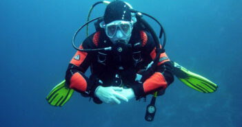 How Do I Find a Job Related to Scuba Diving? Diver