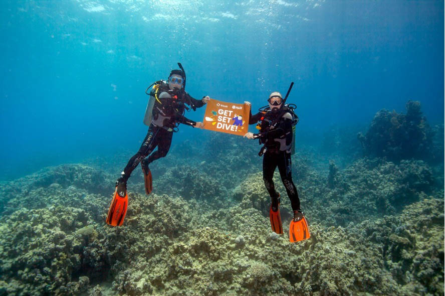 PADI and Klook formalizing the partnership underwater in Sharm El-Sheikh, Egypt