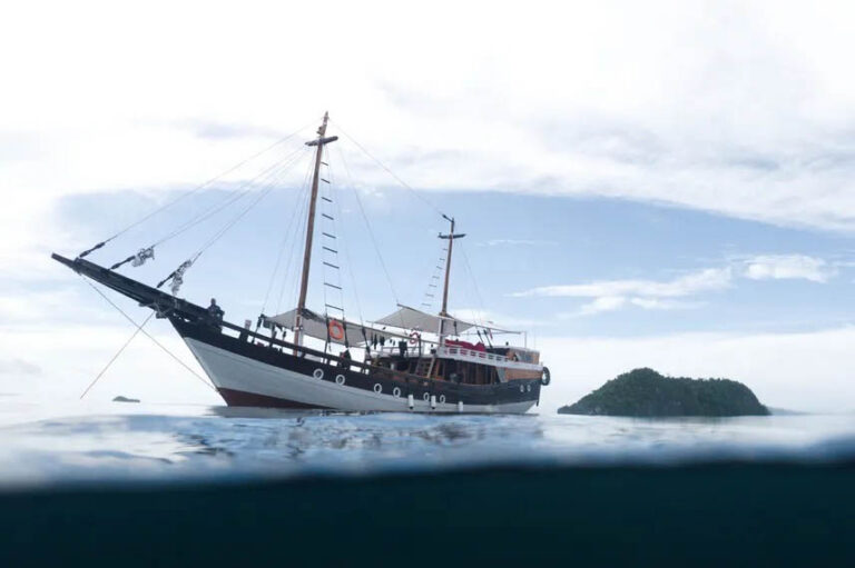 Akomo Isseki Liveaboard, Indonesia