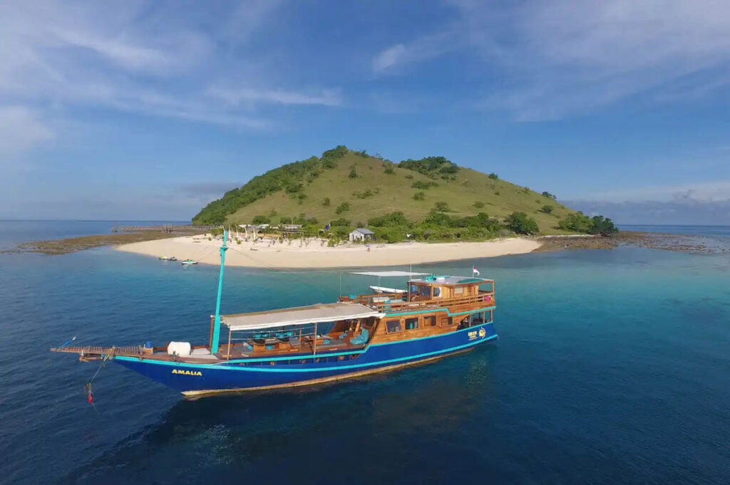 Amalia Komodo Liveaboard, Indonesia