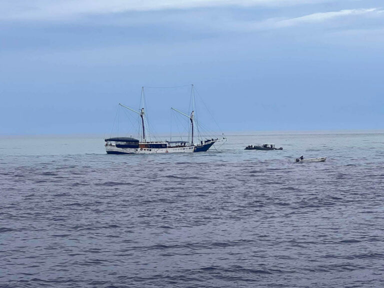 Philippine Siren 2 Liveaboard Runs Aground in Tubbataha Reefs, All Passengers Safe Phillipine Siren 2 Grounding